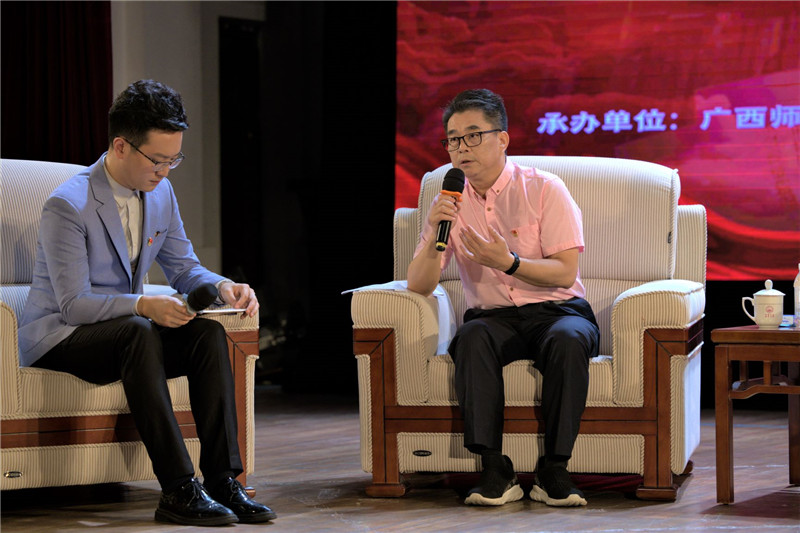 4《新時(shí)代的青春之歌黃文秀》的作者，廣西文聯(lián)秘書(shū)長(cháng)兼廣西戲劇家協(xié)會(huì )常務(wù)副主席林超俊做分享.jpg