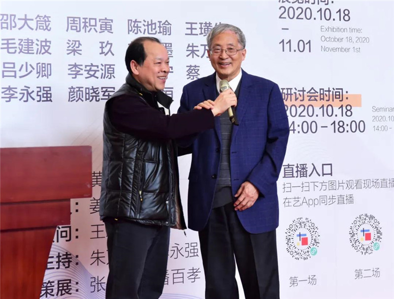 6桂林市美術(shù)家協(xié)會(huì )名譽(yù)主席、廣西師范大學(xué)原副校長(cháng)白曉軍與南京藝術(shù)學(xué)院教授、博士生導師周積寅共同宣布畫(huà)展開(kāi)幕（廖茹畫(huà)  攝）  .jpg