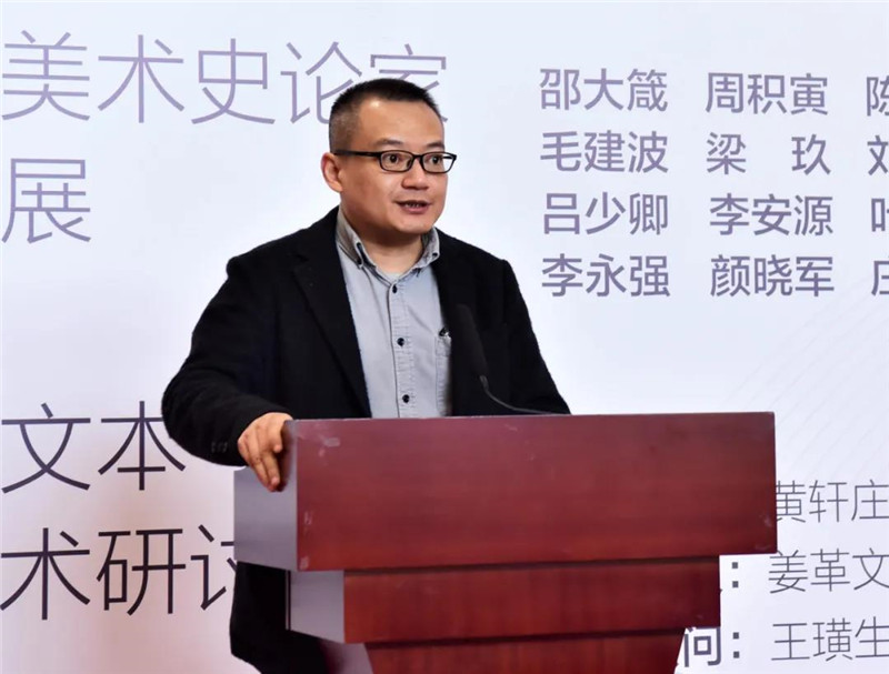 8廣西師范大學(xué)出版社美術(shù)館館長(cháng)、美術(shù)分社總編輯張明主持開(kāi)幕式（廖茹畫(huà)  攝）.jpg