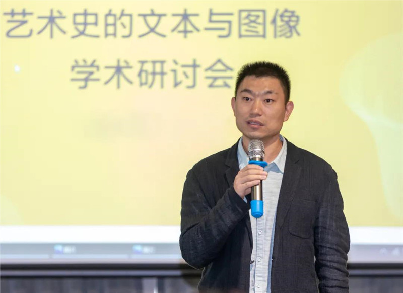 18廣西藝術(shù)學(xué)院教授、中國美術(shù)家協(xié)會(huì )美術(shù)理論委員會(huì )委員李永強主持學(xué)術(shù)研討會(huì )并作題為《再論徐悲鴻的中國畫(huà)收藏》的發(fā)言（黃珊虎 攝）.jpg