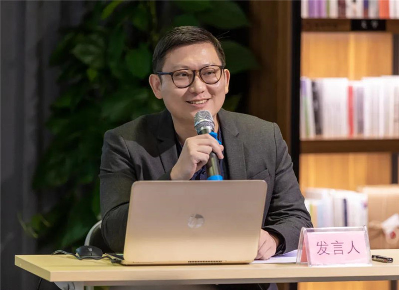 21廣州美術(shù)學(xué)院中國畫(huà)學(xué)院嶺南畫(huà)派研究中心主任、助理研究員王艾作題為《鷺之意味：陳文希創(chuàng  )作中的離散因素——兼談粵籍藝術(shù)家在東南亞地區的現代主義實(shí)踐》的發(fā)言（黃珊虎 攝）.jpg