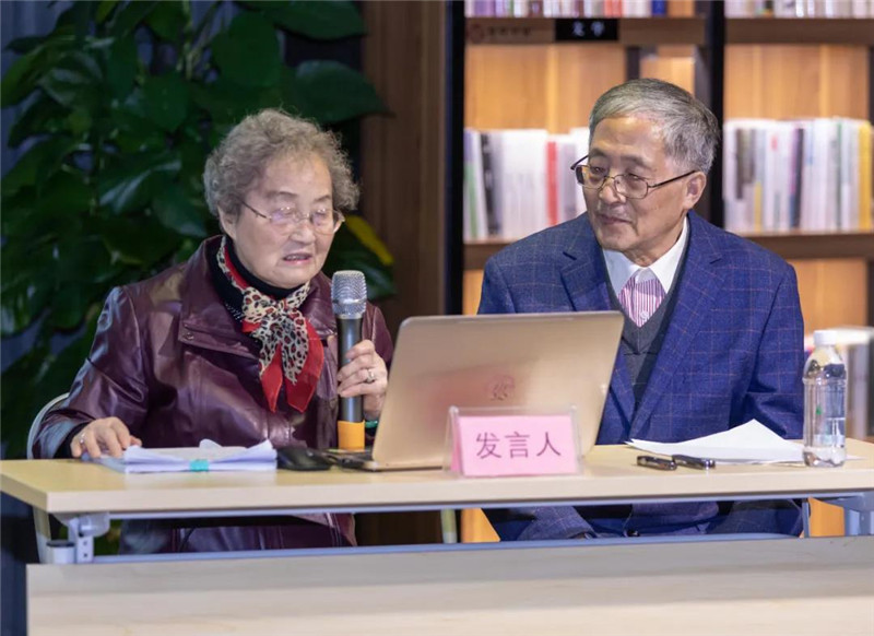 24著(zhù)名美術(shù)史論家、南京藝術(shù)學(xué)院教授、博士生導師周積寅及王鳳珠副研究館員作題為《鄭板橋書(shū)畫(huà)辨偽》的發(fā)言（黃珊虎 攝）.jpg