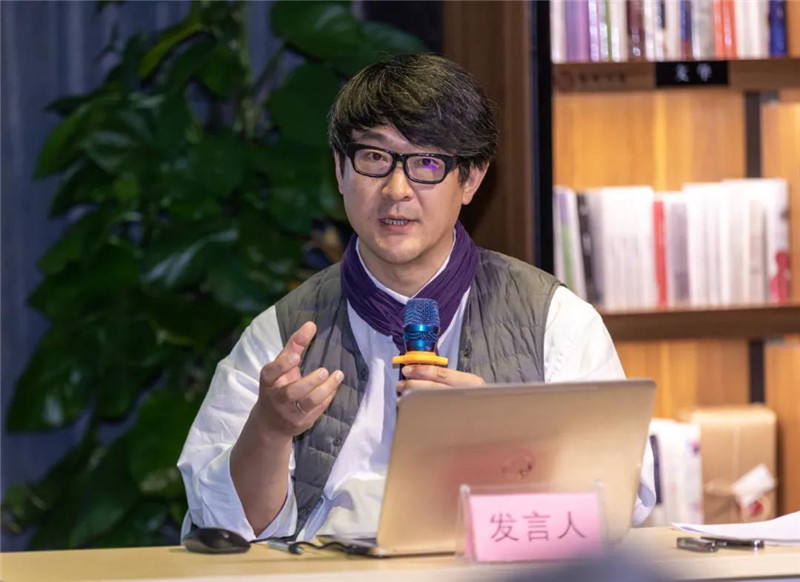 26中央美術(shù)學(xué)院美術(shù)館學(xué)術(shù)部副主任、副研究員蔡萌作題為《業(yè)余與自?shī)剩簻\談文人畫(huà)中的兩種狀態(tài)》的發(fā)言（黃珊虎 攝）.jpg