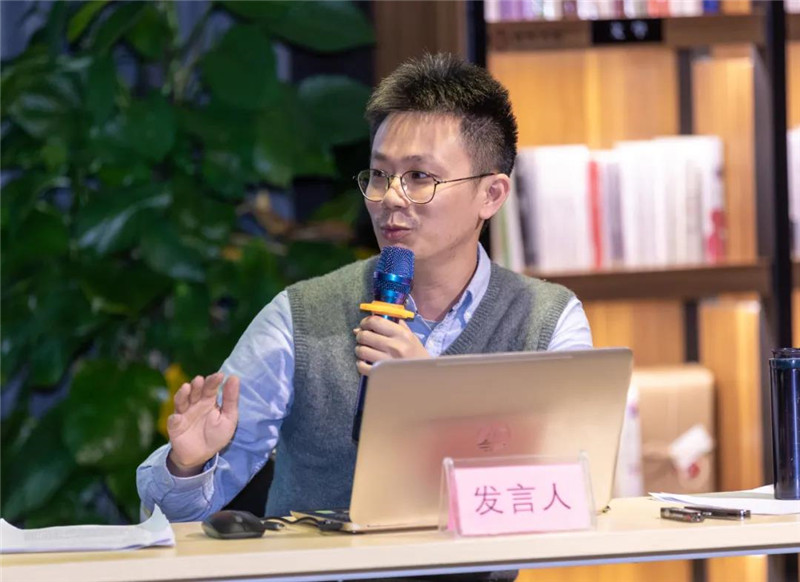27關(guān)山月美術(shù)館研究部副研究館員、廣東省美術(shù)家協(xié)會(huì )理論委員會(huì )副秘書(shū)長(cháng)莊程恒作題為《富貴壽考：晚清海派畫(huà)家“郭子儀遇仙”圖像考釋》的發(fā)言（黃珊虎 攝）.jpg