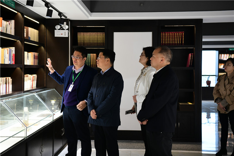 參觀(guān)社史館.jpg 參觀(guān)社史館.jpg