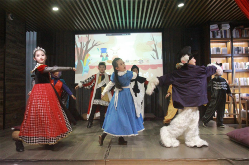 《愛(ài)麗絲漫游奇境》歌舞劇表演.png 《愛(ài)麗絲漫游奇境》歌舞劇表演.png