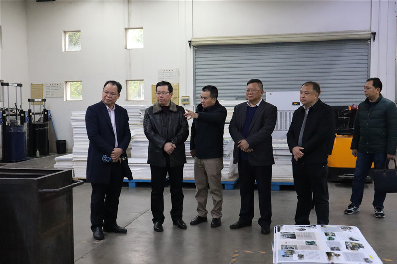 考察調研廣大印務(wù)公司.jpg 考察調研廣大印務(wù)公司.jpg