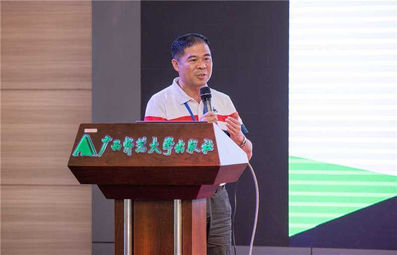 華南師范大學(xué)學(xué)生工作部副部長(cháng)李衛東副教授作題為《勞動(dòng)教育融入大學(xué)生涯規劃全過(guò)程 構建職業(yè)與人生發(fā)展核心能力體系》的報告（黃國生攝）.jpg