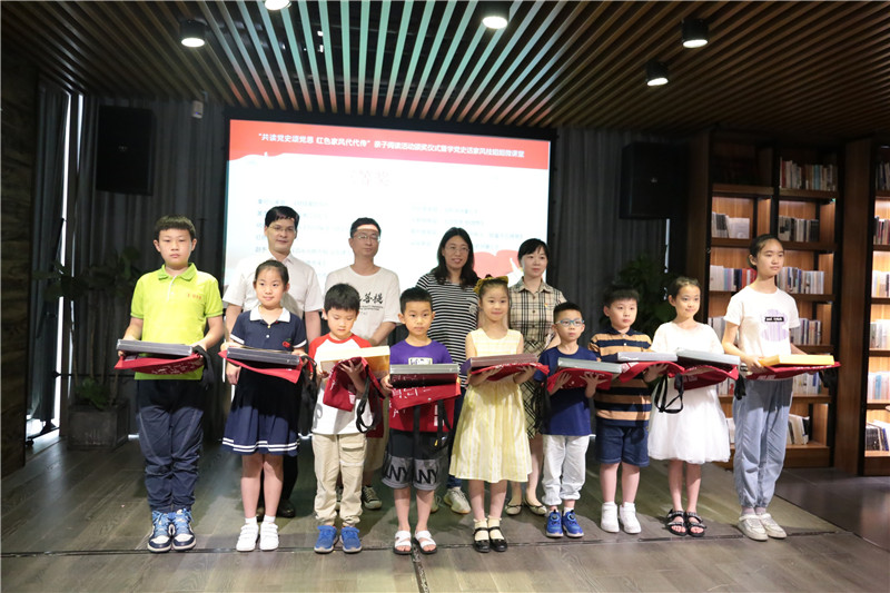 共青團桂林市委少年部部長(cháng) 胡限（第二排右二）、桂林市教育局辦公室副主任陳婷（第二排右一）、廣西師范大學(xué)出版社集團副總裁施東毅（第二排左一）為大賽三等獎家庭代表頒獎.jpg