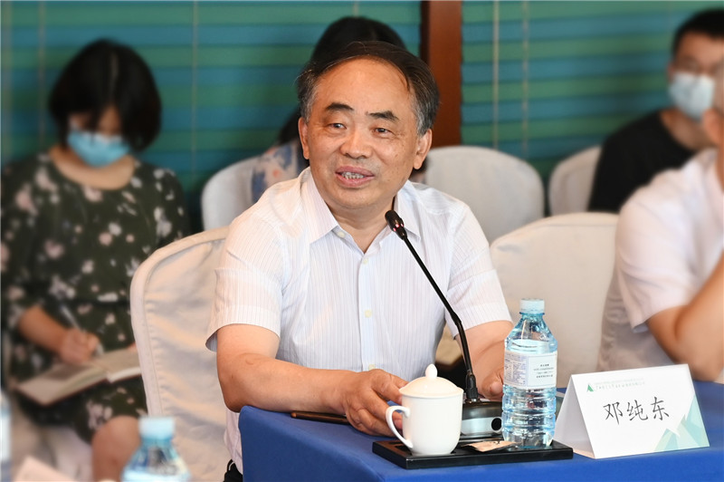 07 全國政協(xié)委員，中國政策科學(xué)研究會(huì )副院長(cháng)，中國社會(huì )科學(xué)院馬克思主義研究院原院長(cháng)、黨委書(shū)記鄧純東作主旨演講（李顯楊 攝）.jpg