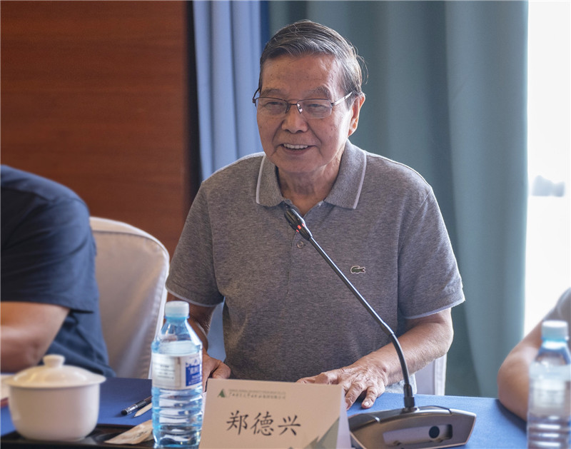 08 原中共中央文獻研究室副秘書(shū)長(cháng)、中央文獻出版社原社長(cháng)鄭德興作主旨演講（李顯楊 攝）.jpg