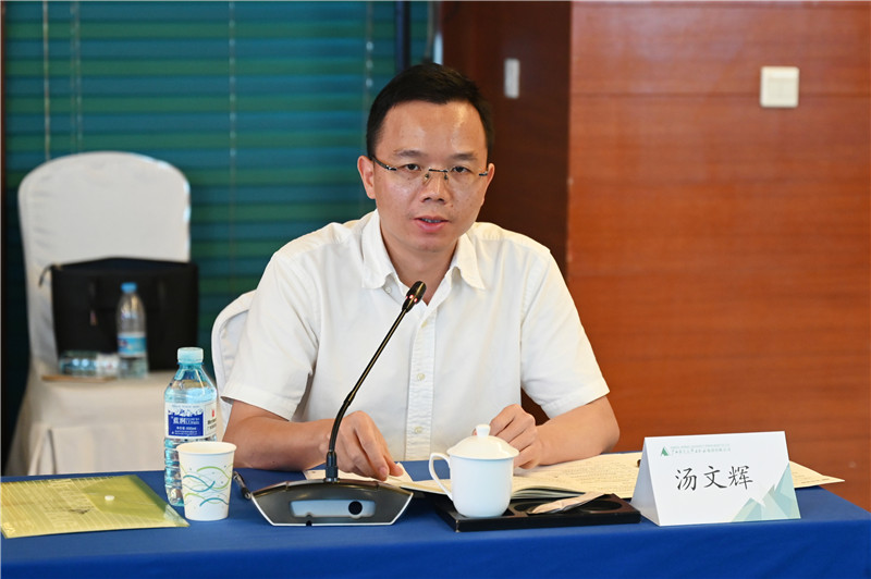 19 廣西師范大學(xué)出版社集團黨委副書(shū)記、總編輯湯文輝主持論壇（李顯楊 攝）.jpg