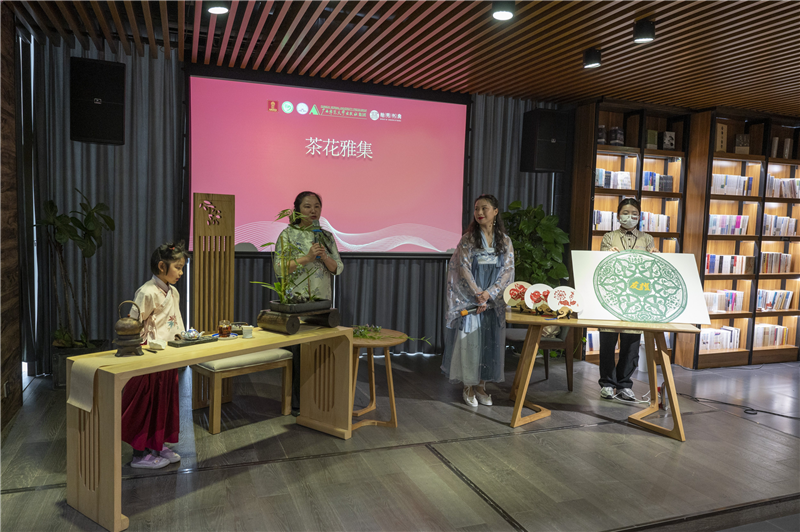 中國會(huì )場(chǎng)舉辦的“茶花雅集”中越文化體驗活動(dòng) (1).png