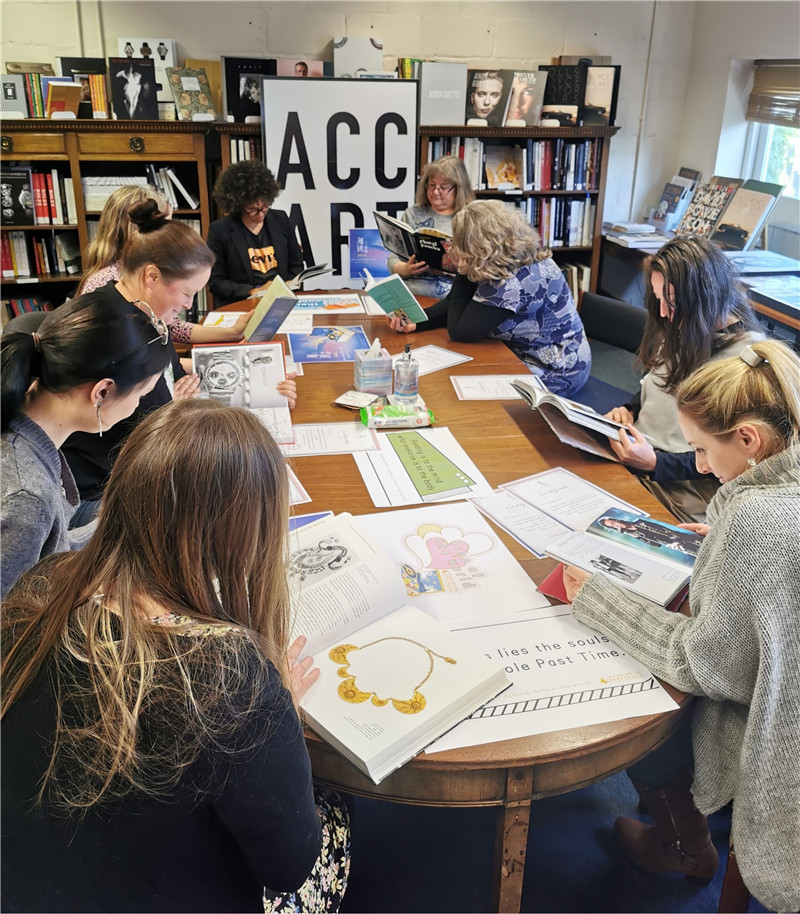 讀者來(lái)到英國ACC出版集團有限公司參與閱讀 （ACC出版集團供圖）.jpg