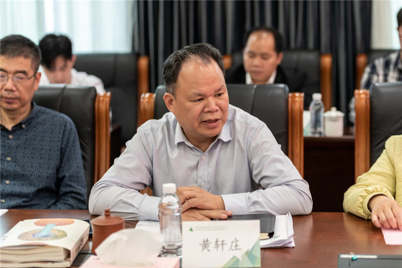 集團公司黨委書(shū)記、董事長(cháng)、基金會(huì )常務(wù)副理事長(cháng)黃軒莊講話(huà).jpg