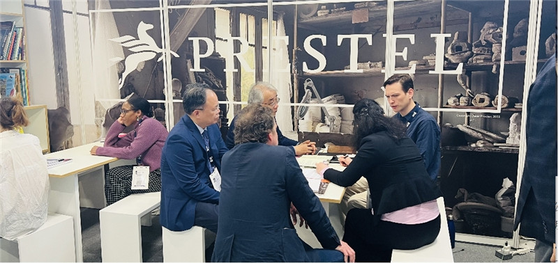 與海外Prestel出版機構進(jìn)行推介和商務(wù)洽談（肖莉攝）.jpg