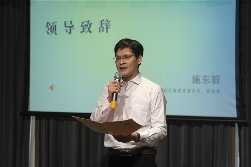 廣西師范大學(xué)出版社集團黨委委員、副總裁施東毅為與會(huì )來(lái)賓介紹廣西師大社在文化服務(wù)、閱讀推廣方面的成果（攝：李顯楊）.jpg