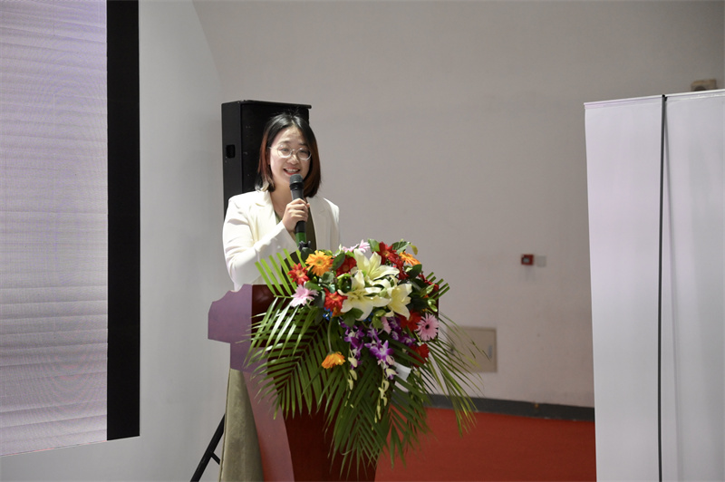 推薦會(huì )現場(chǎng)，張笑塵女士介紹藝術(shù)之橋空間情況.jpg