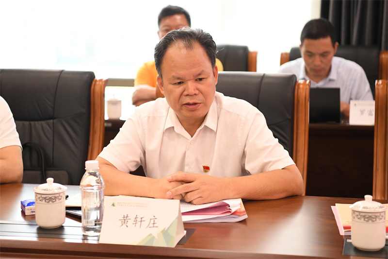 3.集團公司黨委書(shū)記、董事長(cháng)黃軒莊代表領(lǐng)導班子作對照檢查發(fā)言 李顯楊攝.jpg
