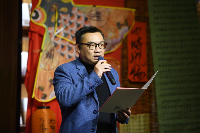 容罡為閱讀導師致聘任詞(李顯楊 攝).jpg 容罡為閱讀導師致聘任詞(李顯楊 攝).jpg