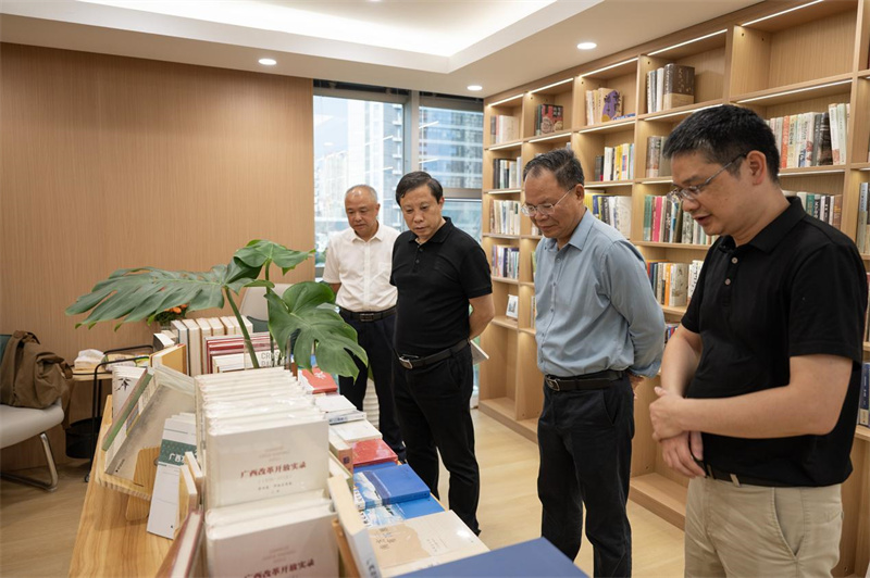 與會(huì )嘉賓與師大、集團領(lǐng)導參觀(guān)服務(wù)地方文化主題書(shū)展.jpg