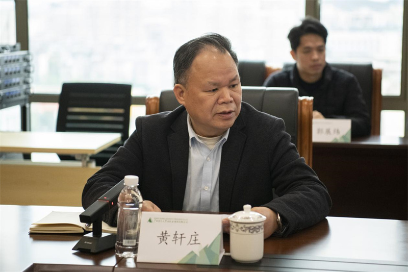 集團公司黨委書(shū)記、董事長(cháng)黃軒莊作匯報（李顯楊攝）.jpg