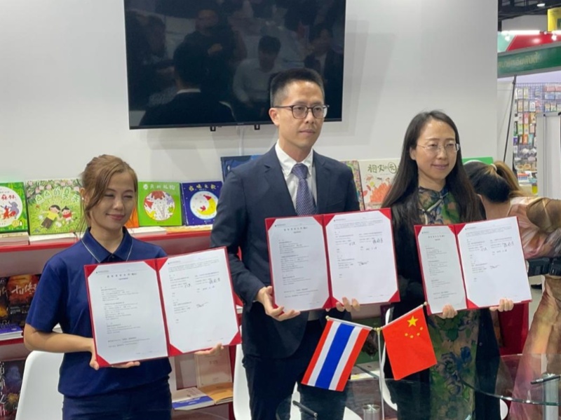 《近鏡頭：溫暖的瞬間》泰文版簽約合影。（盧雯 攝)_副本_副本.jpg