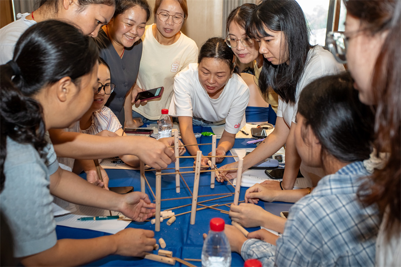 4老師們在“建構游戲”現場(chǎng)2.jpg 4老師們在“建構游戲”現場(chǎng)2.jpg