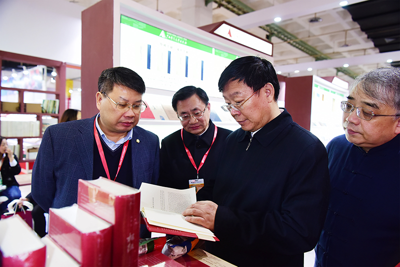 國家新聞出版廣電總局黨組成員、副局長(cháng)、國家版權局專(zhuān)職副局長(cháng)周慧琳視察集團公司展位3.JPG
