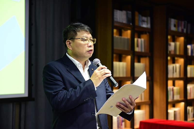 廣西師范大學(xué)出版社集團有限公司黨委書(shū)記、董事長(cháng)張藝兵致辭（李顯楊 攝）.jpg
