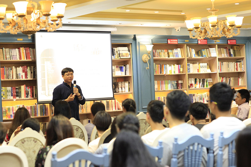 1525312287124361.jpg 《銹蝕》譯者孫亞飛做主題分享(陳柏翠攝).JPG