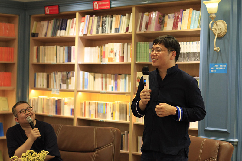 1525312302421109.jpg 《銹蝕》譯者孫亞飛(陳柏翠攝).JPG