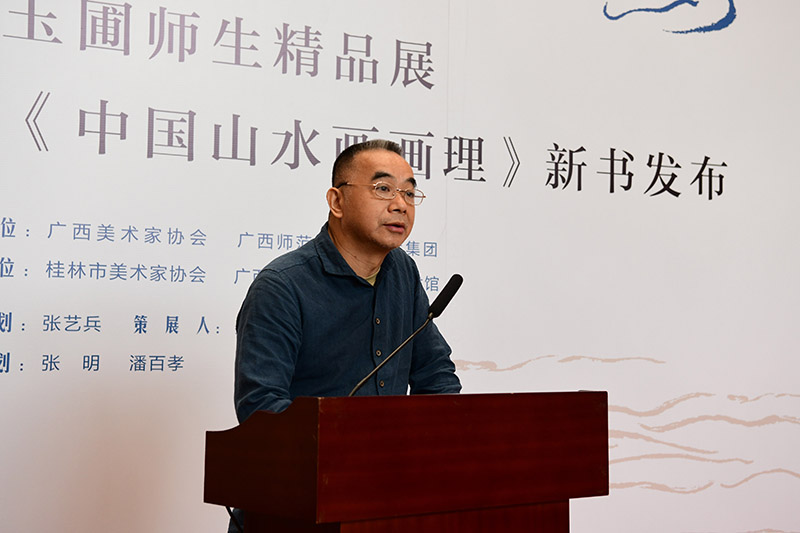 3.廣西美術(shù)家協(xié)會(huì )副主席、桂林市美術(shù)家協(xié)會(huì )主席張賢致辭（李顯楊攝）.JPG