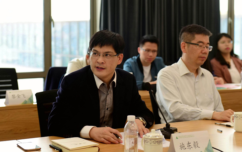 廣西師范大學(xué)出版社集團有限公司副總裁施東毅主持研討會(huì )（廖茹畫(huà)攝）.jpg