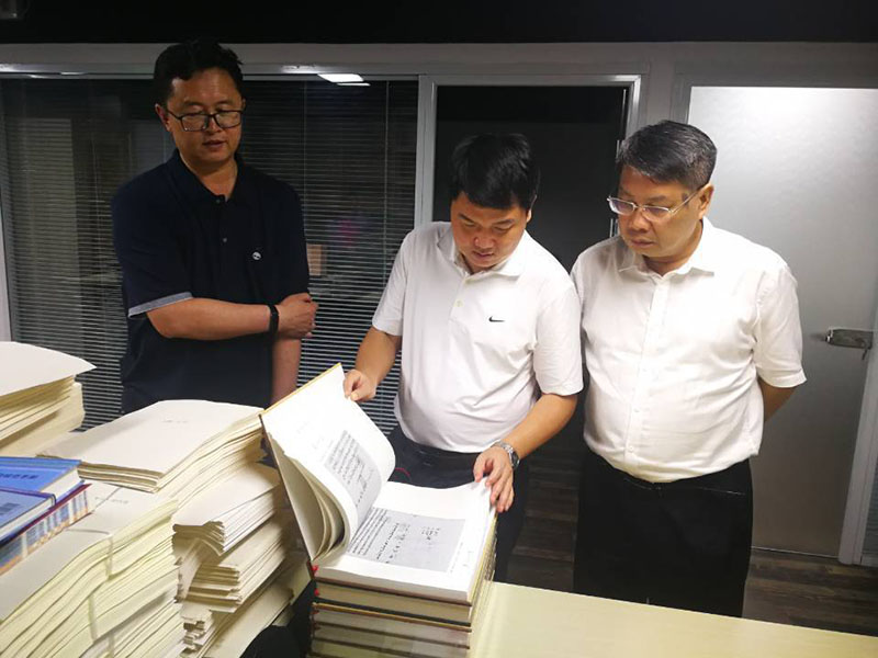 校黨委常委、總會(huì )計師李英利（左二）在內蒙古公司北京出版中心檢查工作.jpg