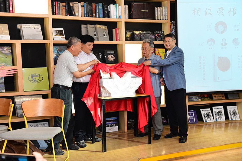 王蒙、聶震寧、鄔書(shū)林、張藝兵共同為《生死戀》新書(shū)揭幕（李顯楊 攝）.jpg