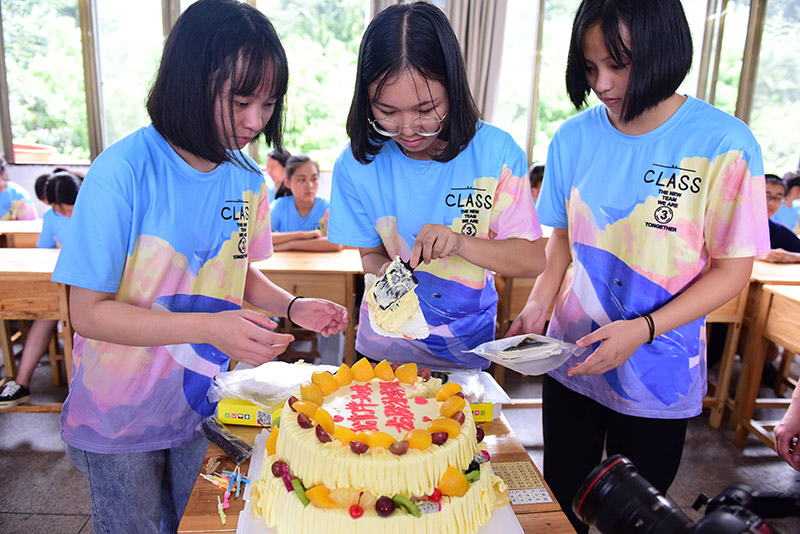 獨秀班的同學(xué)們在切蛋糕慶賀畢業(yè)。 （秦念 攝）.JPG
