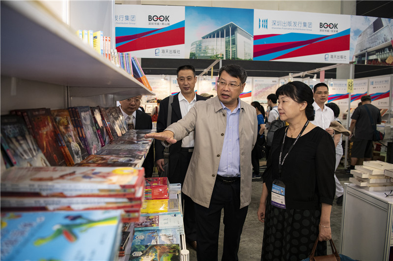 自治區黨委宣傳部副部長(cháng)、自治區新聞出版局（版權局）局長(cháng)呂潔視察集團公司展位_副本.jpg