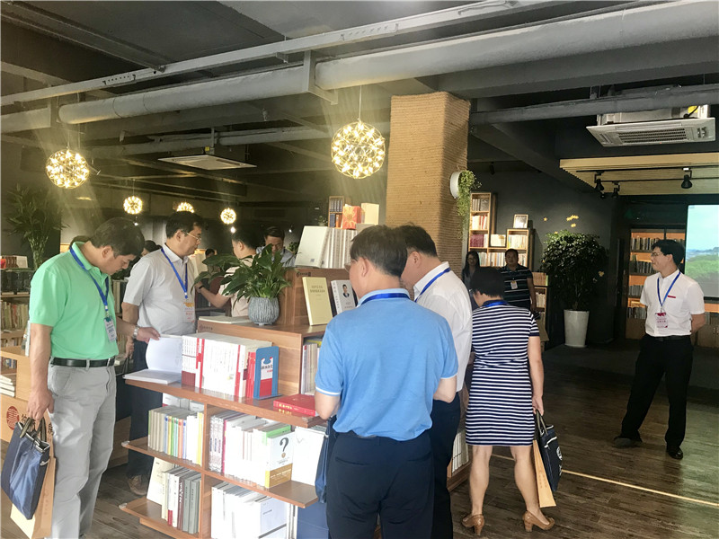 領(lǐng)導們參觀(guān)獨秀書(shū)房·育才店 (1).jpg