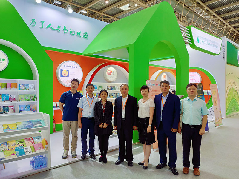 校黨委副書(shū)記趙鐵（中）到集團公司少兒館展位視察（陳子鋒攝）.jpg