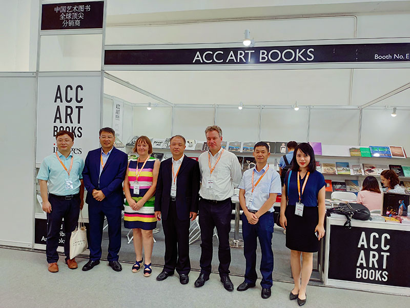 校黨委副書(shū)記趙鐵（中）到廣西師大出版社集團海外公司——英國ACC出版集團展位視察（陳子鋒攝）.jpg