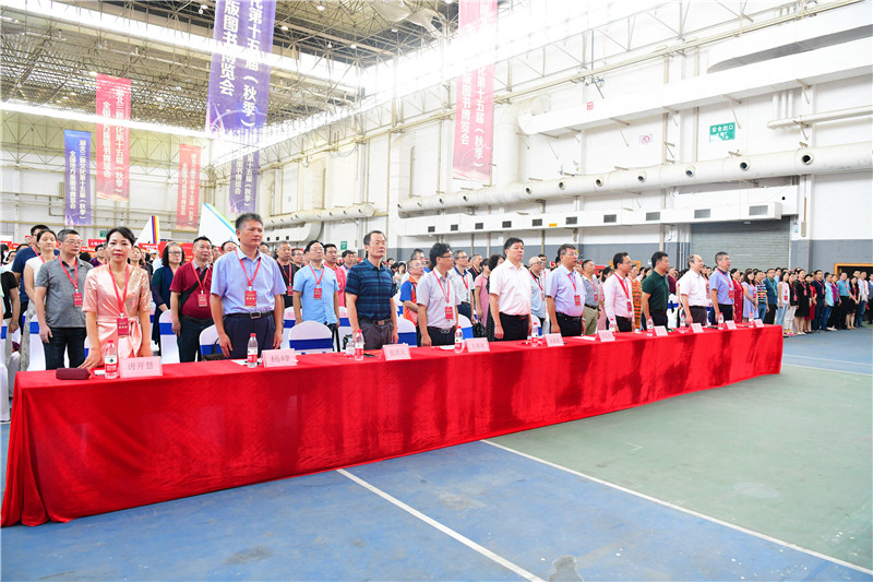 開(kāi)幕式現場(chǎng)，全體起立同唱國歌，致敬新中國成立70周年 李顯楊 攝.JPG