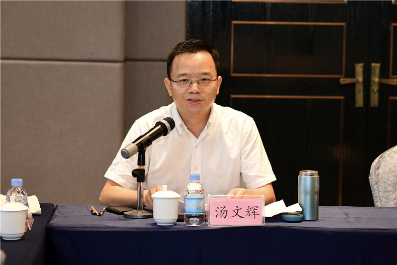 廣西師大出版社集團黨委副書(shū)記、總編輯湯文輝主持會(huì )議.jpg