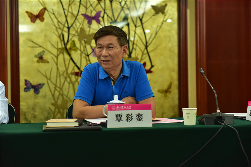 廣西壯學(xué)會(huì )會(huì )長(cháng)、廣西民族研究中心研究員覃彩鑾發(fā)言（郭倩 攝）.JPG