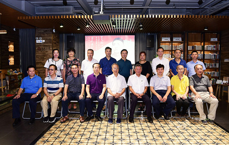 桂林市相關(guān)單位領(lǐng)導，唐景崧同胞三翰林研究會(huì )專(zhuān)家，廣西師大、廣西師大出版社領(lǐng)導合影（李顯楊攝）.JPG