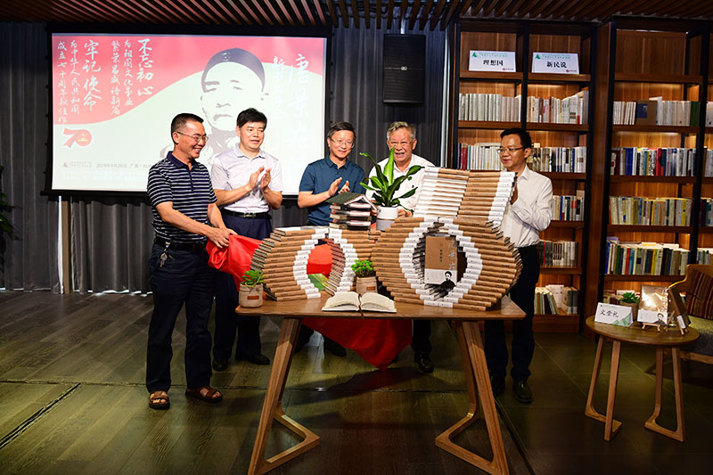 新書(shū)揭幕（左起灌陽(yáng)縣人大常委會(huì )副主任袁高明，廣西師大校黨委常委、紀委書(shū)記莫坷，桂林市社科聯(lián)主席隆斌，作者文崇禮，廣西師大出版社黨委副書(shū)記、總編輯湯文輝）（李顯楊攝）.JPG