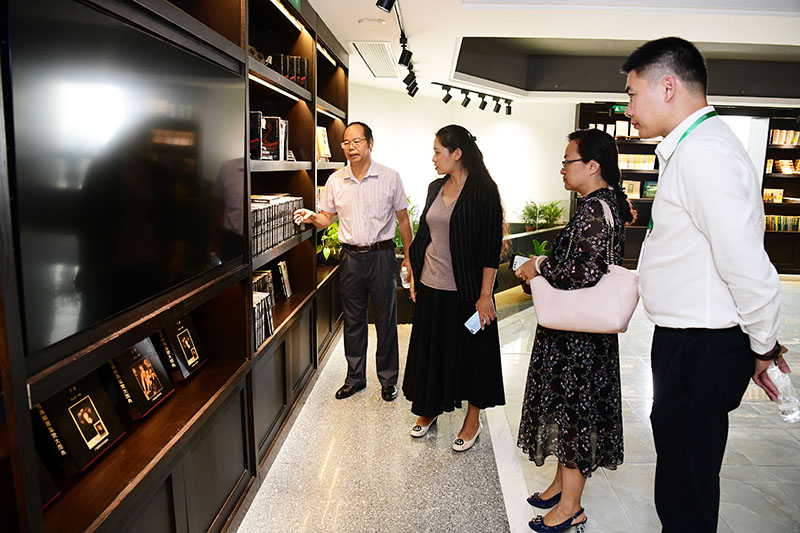 1570840543100354.jpg 參觀(guān)社史館(李顯楊 攝).JPG