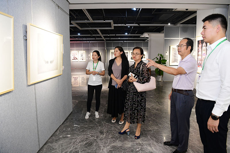 1570840553581746.jpg 參觀(guān)美術(shù)館(李顯楊 攝).JPG