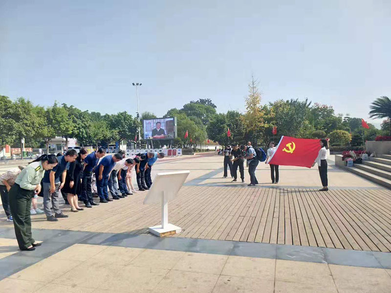 1571189843100354.jpg 向中央紅軍長(cháng)征出發(fā)紀念碑敬獻花籃.jpg