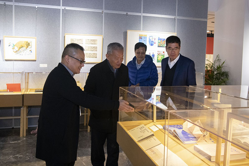 9.國家新聞出版廣電總局原副局長(cháng)、中國出版協(xié)會(huì )常務(wù)副理事長(cháng)鄔書(shū)林（左二）先生參觀(guān)展覽（李顯楊攝）.jpg